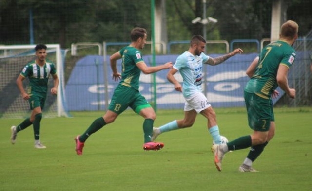 Piłkarze Olimpii Grudziądz (na zielono) najpierw pokonali 1:0 w Pucharze Polski Hutnika Kraków, a potem w takich samych rozmiarach zwyciężyli w lidze z Kluczevią Stargard