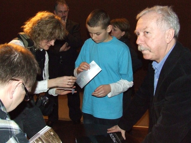 Uznany twórca teatralny Leszek Mądzik (z prawej) w ubiegłym tygodniu po raz kolejny spotkał się z polkowickim widzami. Rozdawał autografy