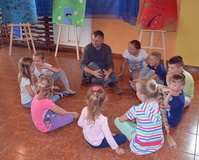 Roman Dulny, instruktor Opatowskiego Ośrodka Kultury rozmawia z dziećmi.