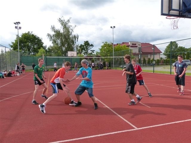 Młodzież chętnie uczestniczyła w zawodach sportowych, w tym turnieju koszykówki.