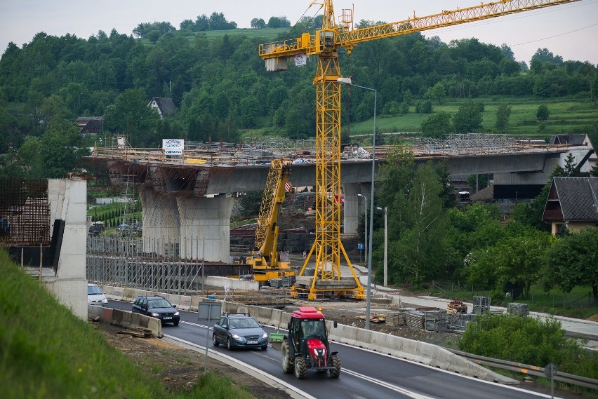 Budowa zakopianki. Budowlańcy nie próżnują, inwestycja rośnie w oczach [NOWE ZDJĘCIA]