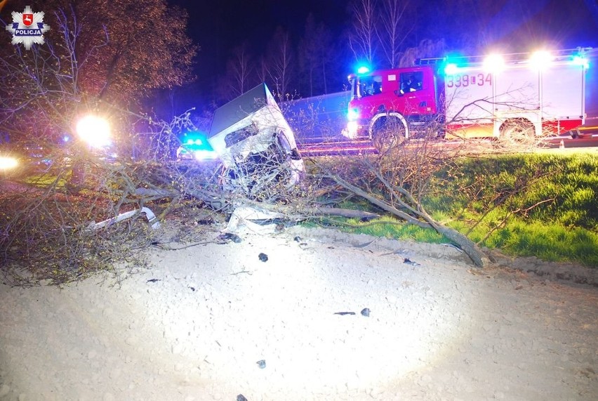 Tragedia w Zemborzycach Tereszyńskich. Samochód uderzył w drzewo, zginęła jedna osoba