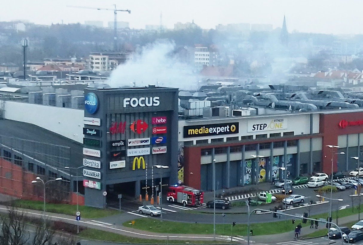 Pożar auta w Focus Mall w Bydgoszczy. Straż pożarna w akcji | Express  Bydgoski