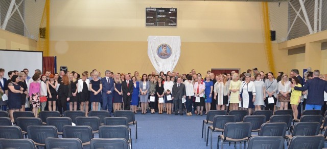 Na pamiątkowym zdjęciu nie wszyscy goście się zmieścili, tylu ich przyjechało na jubileusz