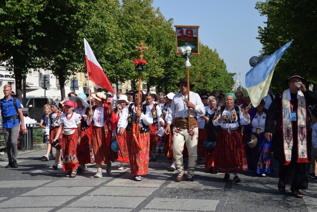 Pod klasztornym szczytem "zameldowała się" już jedna z największych grup - 40. piesza pielgrzymka diecezji tarnowskiej. Zobacz kolejne zdjęcia. Przesuwaj zdjęcia w prawo - naciśnij strzałkę lub przycisk NASTĘPNE