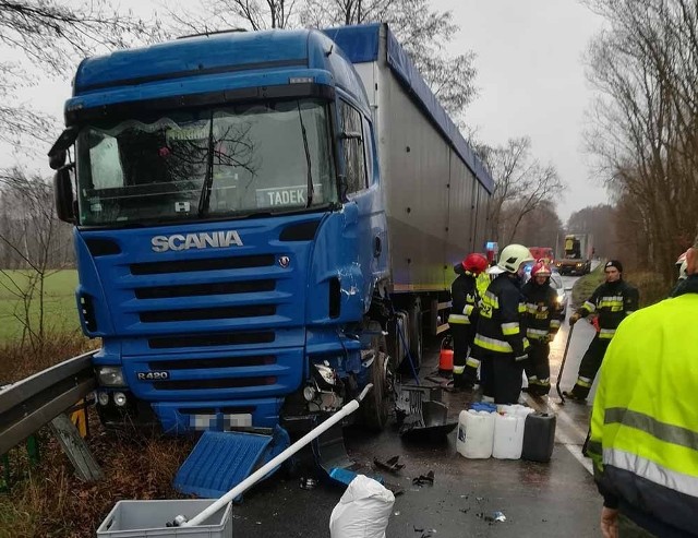 Do zdarzenia ciężarówek doszło w piątek, 7 grudnia, na trasie Ochla-Jeleniów. Na łuku drogi zdarzyły się dwie ciężarówki. Na miejsce przyjechały służby ratunkowe. Strażacy zajęli się usuwaniem oleju i paliwa, które wyciekły na jezdnię z uszkodzonej ciężarówki.  Miejsca zdarzenia zabezpieczają policjanci z zielonogórskiej drogówki. Są utrudnienia ruchu. Na trasie został wprowadzony ruch wahadłowy. Zielona Góra - pobicie pracownika ZGM na deptaku. WIDEO: 