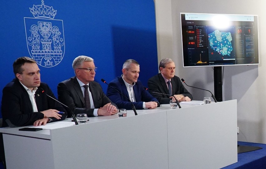 Władze miasta podczas piątkowej konferencji prasowej.