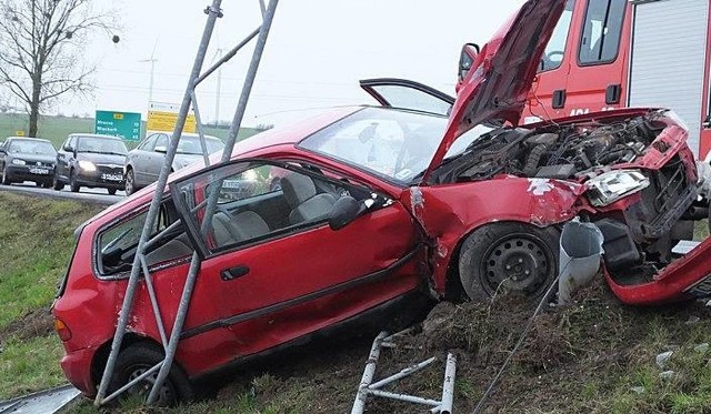 We wtorek natomiast doszło do poważnego wypadku w Nakle nad Notecią. Na drodze wojewódzkiej nr 241 zderzyły się ze sobą trzy samochody osobowe: bmw, ford i honda. Kierująca hondą została helikopterem zabrana do szpitala. 25-letni mieszkaniec gminy Mrocza, kierujący samochodem marki BMW, jadąc w stronę Nakła drogą wojewódzką nr 241, nie dostosował prędkości do warunków i aby uniknąć zderzenia z jadącymi przed nim pojazdami zjechał na przeciwny pas, gdzie uderzył w forda mondeo. - Powrócił na pas ruchu, którym wcześniej się poruszał i uderzył w hondę. Na skutek tego zdarzenia obrażeń doznała kierująca hondą. Kobieta została przetransportowana śmigłowcem do szpitala w Bydgoszczy - relacjonowała mł. asp. Justyna Andrzejewska, rzecznik prasowy KPP Nakło nad Notecią. INFO Z POLSKI - przegląd najciekawszych informacji ostatnich dni w kraju.