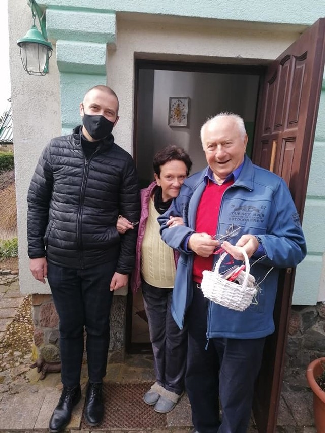 Wójt Studzienic nosił koszyczki. To podarki dla czytelników gminnej biblioteki.