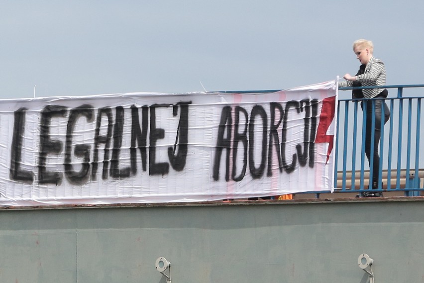 Aktywistki ze Szczecina powiesiły baner na Trasie Zamkowej.