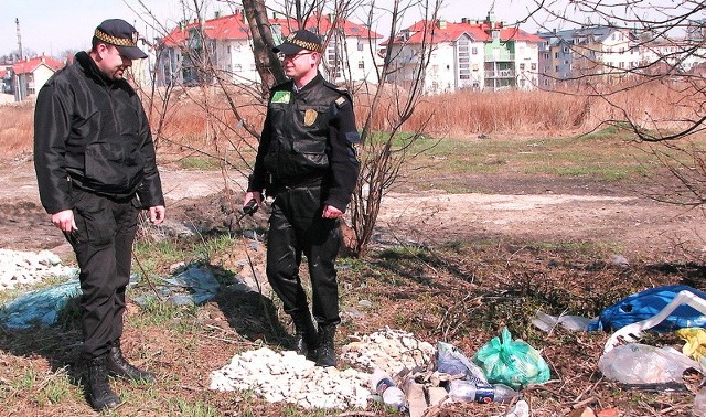 - Spróbujemy dowiedzieć się, kto tu tak naśmiecił - obiecują inspektor straży miejskiej Marcin Kowalski (z lewej) i st. strażnik Łukasz Klawikowski po obejrzeniu dzikiego wysypiska nad Trynką