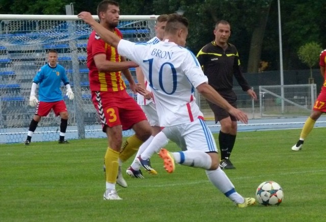 Po tym dośrodkowaniu Mateusza Dziubka (z numerem 10) padł gol dla Broni Radom w meczu z rezerwami Korony Kielce.