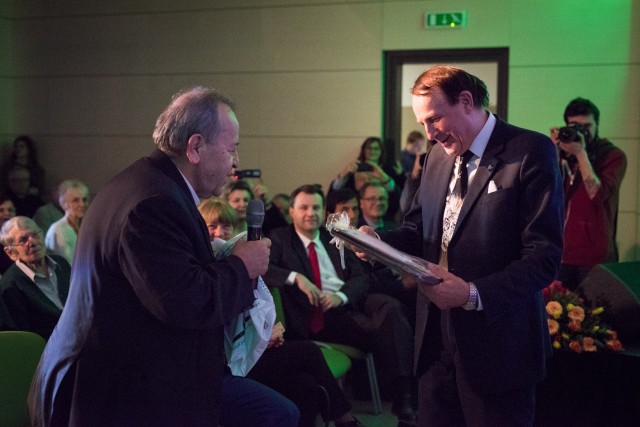 Ks. prałat Zygmunt Lubieniecki przekazał prof. Niciei – w imieniu biskupa opolskiego Andrzeja Czai – wraz z gratulacjami ikonę.