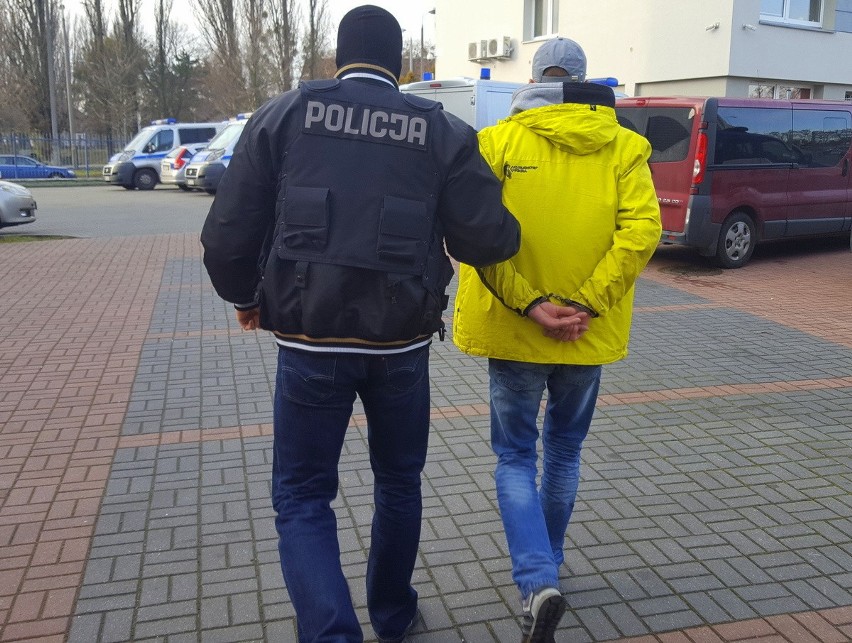 Zarzuty dla dwóch mężczyzn, którzy obrażali i znieważali obcokrajowców w Bydgoszczy [zdjęcia, wideo]