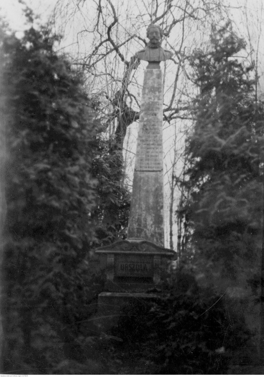 Po 1920 roku tak wyglądał obelisk z symbolicznym sarkofagiem...