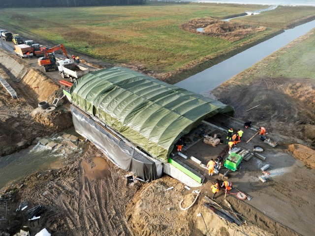 Takie oryginalne rozwiązanie wymyślili budowlańcy pracujący nad wymianą mostu na Wiązownicy w gminie Przytyk: nad budową stanął ogrzewany namiot.