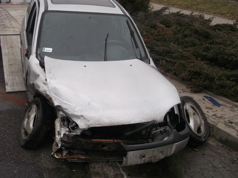 Wypadek na Oporowie. Jedna osoba ranna, opel przewrócił się na bok (ZDJĘCIA)