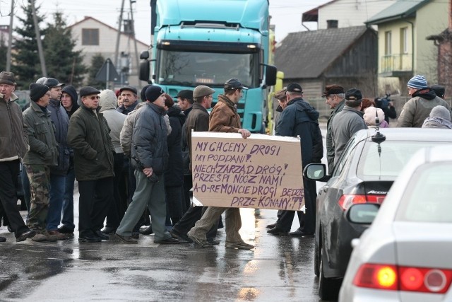 W marcu mieszkańcy Radkowic blokowali drogę przez wieś domagając się jak najszybszego jej remontu.