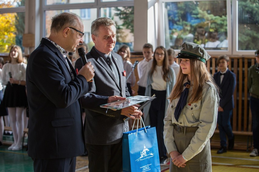 Sara Koniusz uczennica z Pińczowa nagrodzona przez burmistrza miasta i dyrekcję szkoły. Jej opowiadanie opublikowano w książce (FOTO)