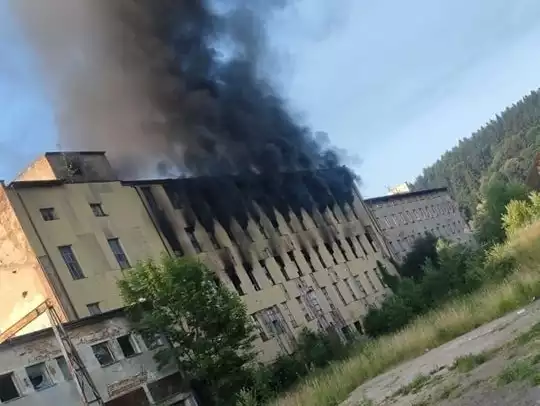 Do pożaru doszło rano. Palił się magazyn przemysłowy. Nie ma ofiar, akcja gaśnicza trwała ponad cztery godziny.