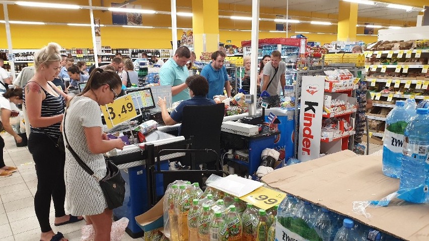 Oblężenie Tesco przy Sandomierskiej w Kielcach [ZDJĘCIA CZYTELNIKA]