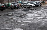 Grudziądz. Parking i dojazd do bloków przy Zachodniej i Śniadeckich są w fatalnym stanie. Zobacz zdjęcia