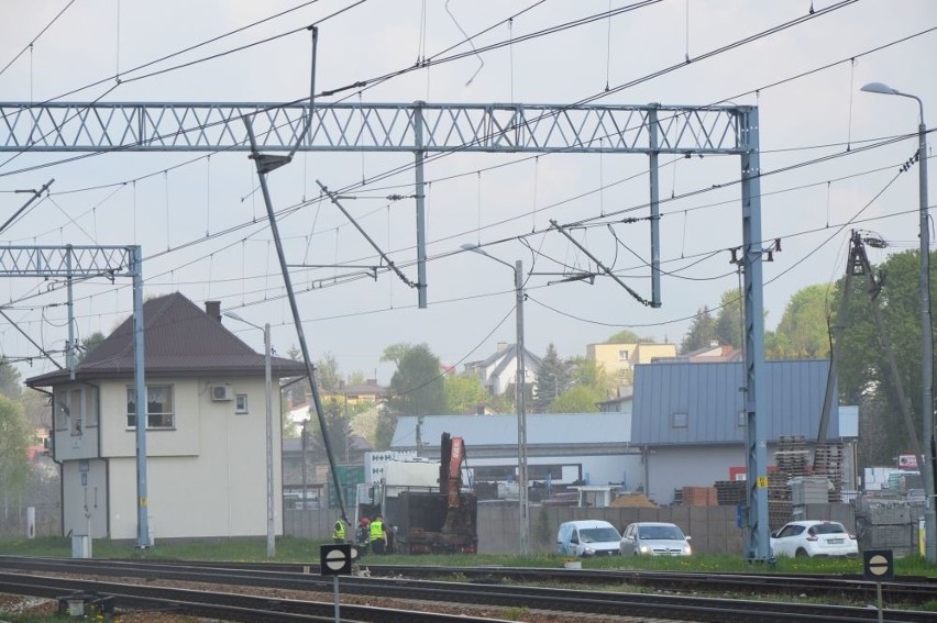 Dźwig zerwał trakcję kolejową na przejeździe w Suchedniowie. Zamknięta droga i linia kolejowa. Będą ogromne kłopoty 