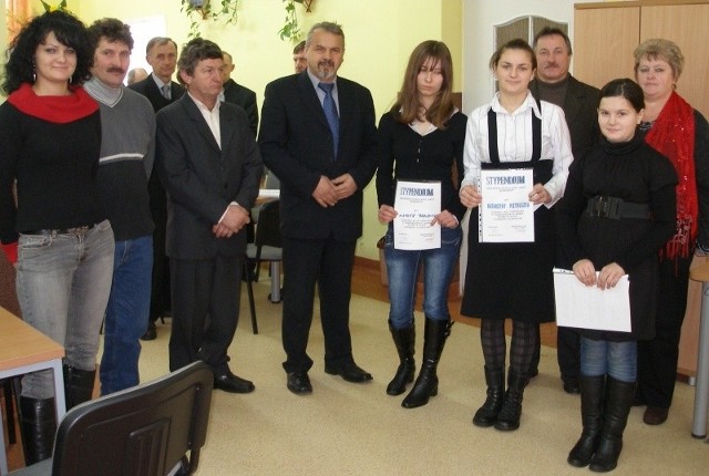 Przewodniczący Rady Gminy Moskorzew Zenon Kułaga (w środku) z obdarowanymi uczennicami, ich rodzinami i dyrekcją miejscowej szkoły.