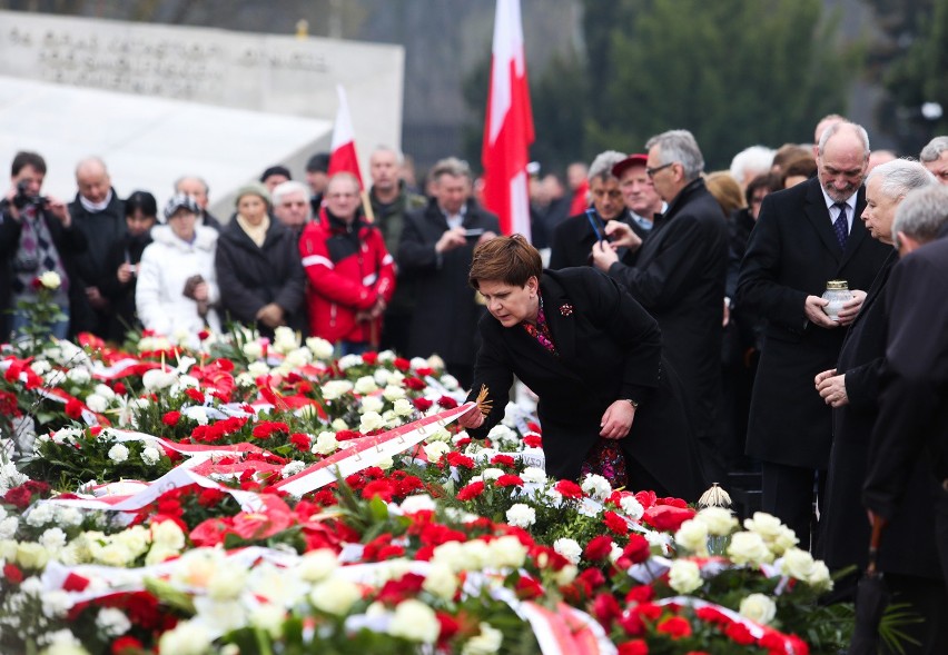 6. rocznica katastrofy smoleńskiej: Marsz pamięci na zakończenie uroczystości w Warszawie [ZDJĘCIA]