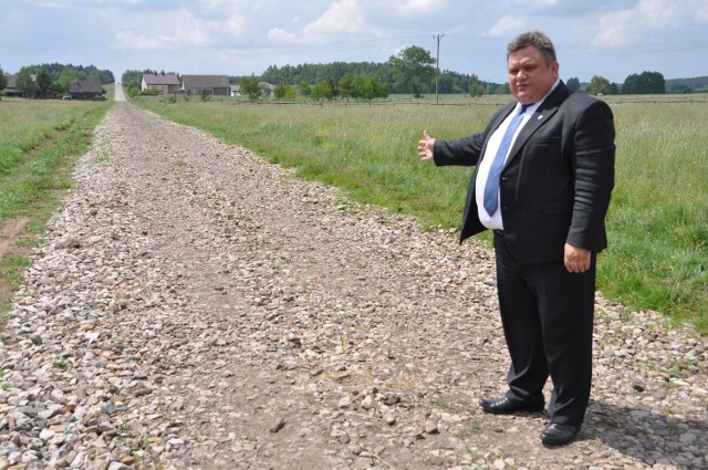 Przebudowa drogi gminnej zacznie się w tym miejscu, w pobliżu rzeki Iłżanki - wskazuje wójt gminy Mirów Artur Siwiorek.