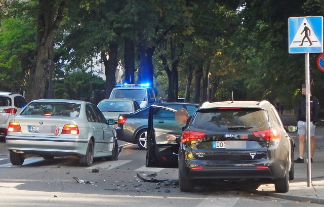 W sobotę około godziny 08.30 na skrzyżowaniu ulic Matejki z Wyspiańskiego w Świnoujściu doszło do kolizji dwóch samochodów osobowych - kia na niemieckich numerach rejestracyjnych z bmw.Zobacz więcej >>>Byłeś świadkiem wypadku? Stoisz w korku? Poinformuj o tym innych! Prześlij nam zdjęcia i wideo na alarm@gs24.pl!Zobacz także wideo: Polscy kierowcy tracą przez korki miliardy złotych