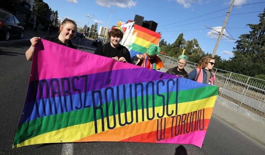 Tęczowy piątek w szkołach w Łodzi i regionie. 13 szkół bierze udział w akcji Kampanii Przeciw Homofobii. Biskupi protestują