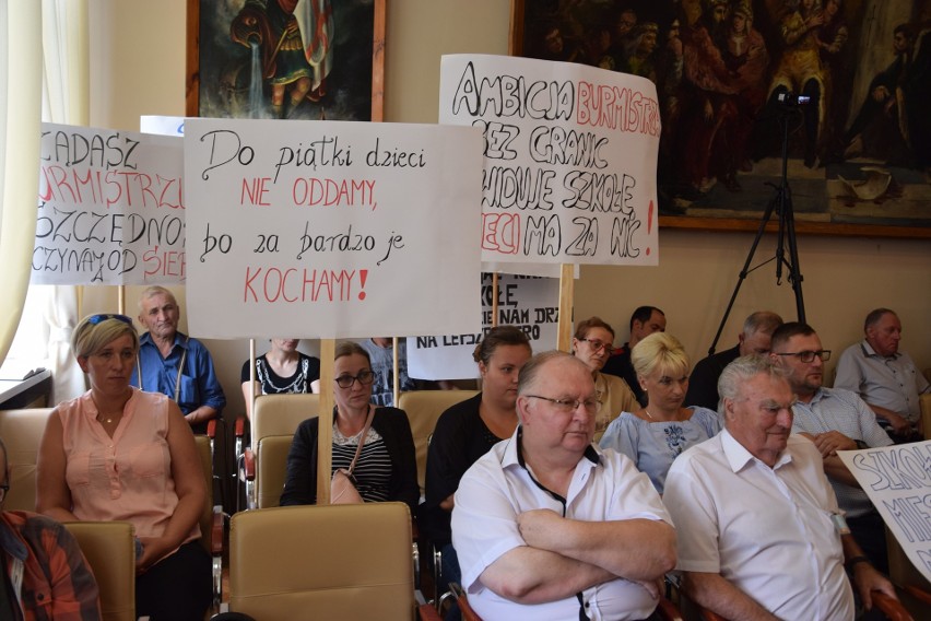 Rodzice z Gorzyc dalej walczą o swoją szkołę. Teraz poszli ze skargą na burmistrza Żnina do radnych [zdjęcia]