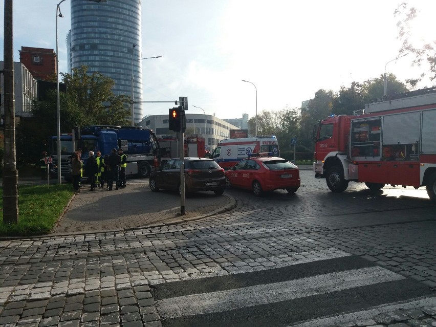 Wypadek pod Sky Tower. Rowerzystka wjechała pod cysternę