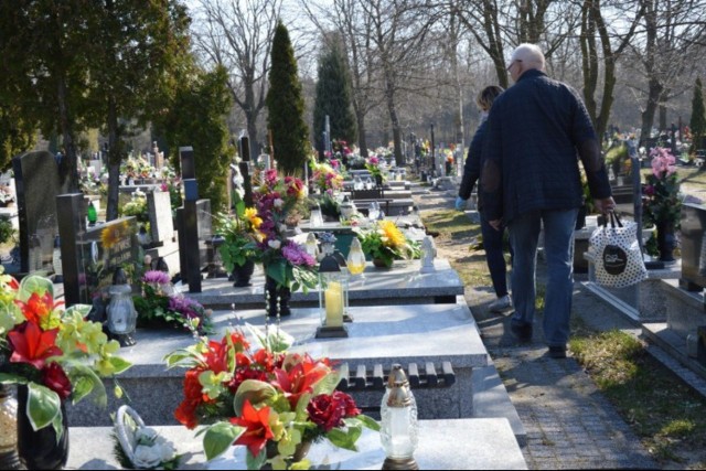 Nie wiadomo  jeszcze, czy w niedzielę 1 listopada będziemy mogli odwiedzić groby bliskich, czy też rząd zdecyduje się na zamknięcie w tym czasie cmentarzy, by uniknąć masowych zakażeń koronawirusem. Tak czy owak, zarówno przedstawiciele rządu, jak i lekarze oraz część duchownych apelują, by wizyty na cmentarzach rozłożyć w czasie. Umyć nagrobek, złożyć kwiaty i zapalić znicze możemy np. – jeśli nie mamy czasu w tygodniu -  w weekend 24/25 października. Jaka będzie wtedy pogoda? Kliknij dalej