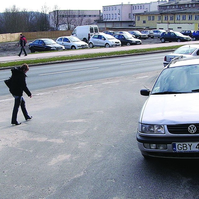 W tym miejscu ma powstać nowe skrzyżowanie ulic Armii Krajowej i Rybackiej. Nowa droga będzie prowadzić aż do liceum. Dopiero po tej inwestycji ratusz może sprzedawać działki.