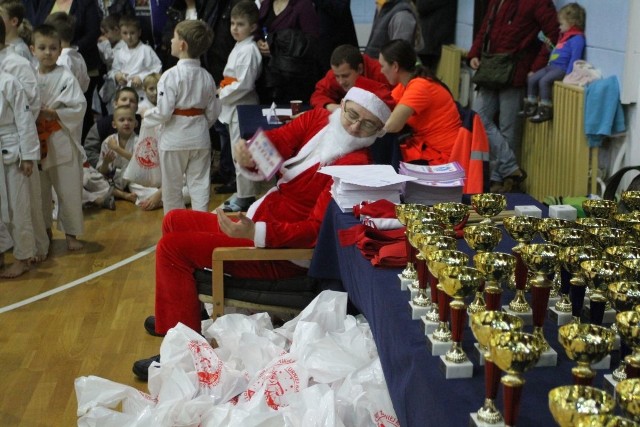 Dla wszystkich uczestników turnieju były paczki od Świętego Mikołaja i dyplom uczestnictwa w turnieju. 