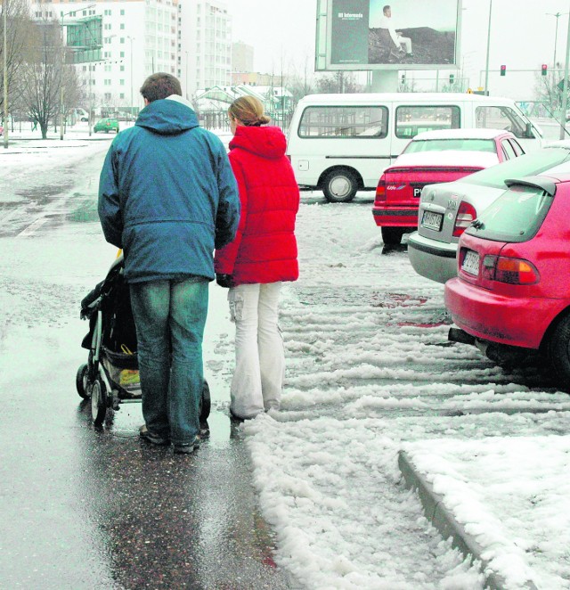 Zima odśnieżanie: zima w mieście sprawia problemy i kierowcom, i pieszym