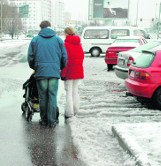 Zima odśnieżanie: Kto odśnieża chodnik, a kto odśnieża drogi?