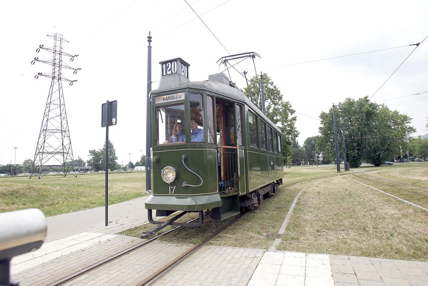 Zwiedzamy Łódź zabytkowym tramwajem nr. 120. Dziś wyjechał na ulice miasta. Sprawdź, jakimi trasami pojedzie