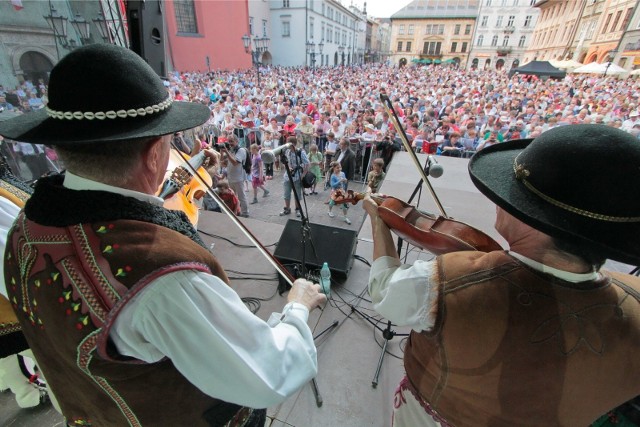 Świetne to było przeżycie, a wisienką na torcie były występy jednego z chłopaków z góralskiej kapeli. Chłopak harcował z dziewuchami aż miło, cudnie tańczył krzesanego, a zbójnickiego odstawił tak, że szczęka opadała. 