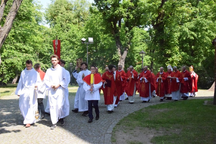 Uroczysta procesja księży i arcybiskupa Wojdy przed mszą...