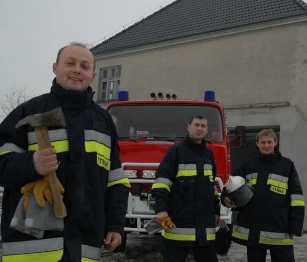 Chcemy, żeby po remoncie ten budynek odżył. Będzie tu remiza i sala wiejska - mówi prezes Rafał Ptok. Za nim stoją (od lewej) Tomasz Kus i Joachim Ptok.