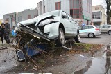 Wypadek w centrum Ostrołęki. Ściął parkometr [ZDJĘCIA+WIDEO]