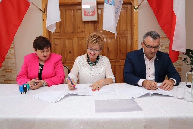 Wójt Irena Marcisz podpisała z członkiem zarządu województwa Piotrem Żołądkiem dokument, który gwarantuje gminie Łopuszno ponad 4 miliony dofinansowania na kolejne inwestycje.