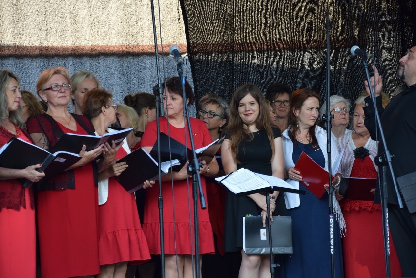 Arie operowe w krzeszowickiej scenerii. Niezwykły koncert chóru i solistów w plenerze 