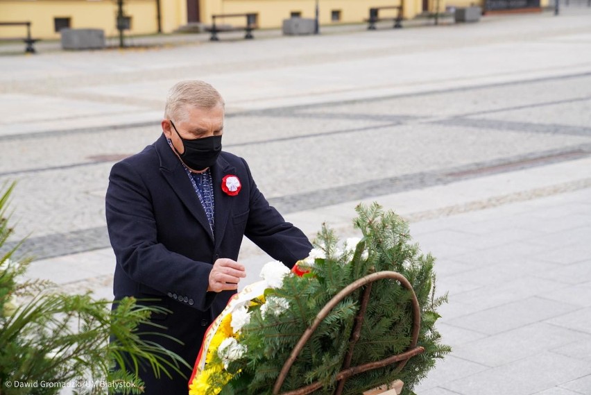 Obchody 102 rocznicy odzyskania niepodległości w Białymstoku. Władze składają kwiaty (zdjęcia)