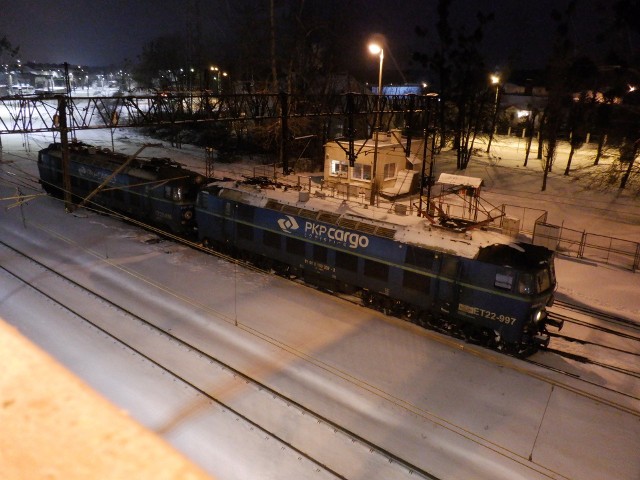 Warunki na liniach kolejowych w północnej Polsce, w tym w północnej części województwa kujawsko-pomorskiego, są trudne. Krytyczna była noc z czwartku na piątek