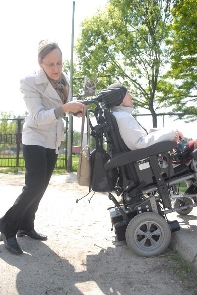 Krawężniki mają ze 20 cm, a Zofia Miłuch nie ma tyle siły, by za każdym razem wciągać wózek. Dlatego z synem wybierają jazdę po ulicy.