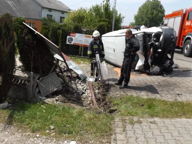 Dostawczy fiat doblo pokonał betonowe ogrodzenie w Woli Jachowej, przewrócił sie na bok i stanął w płomieniach.